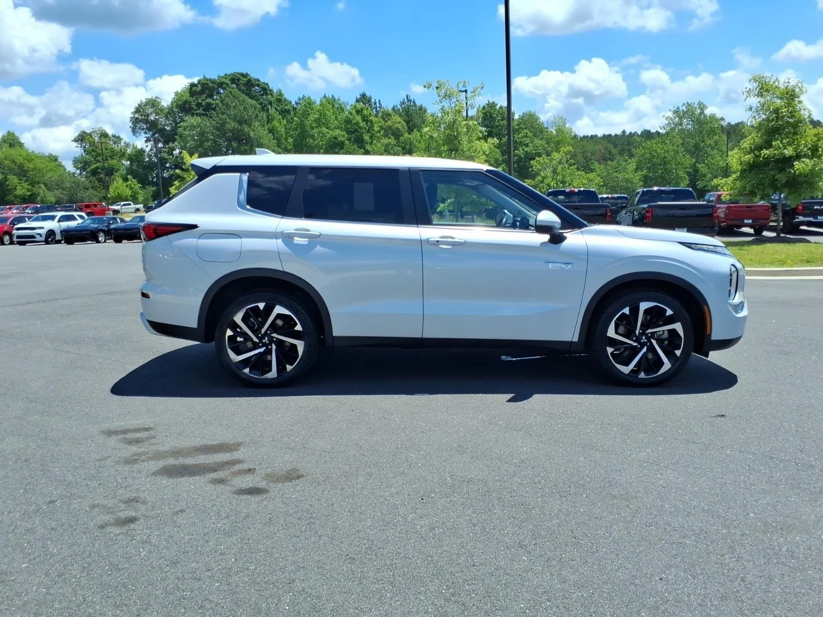 Used 2024 Alloy Silver Metallic Mitsubishi SE image 12