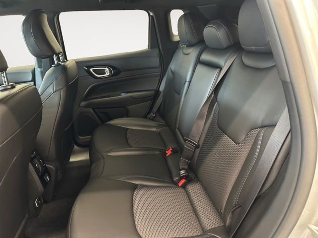 New 2026 Silver Zynith Metallic Clear-Coat Exterior Paint Jeep Latitude Altitude image 16