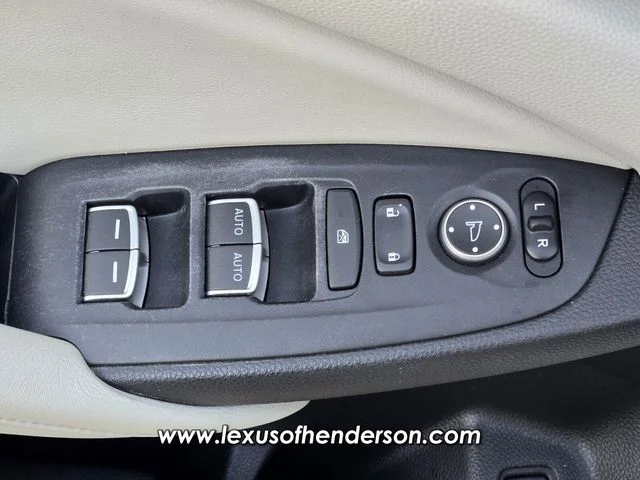 Used 2018 White Honda EX image 21