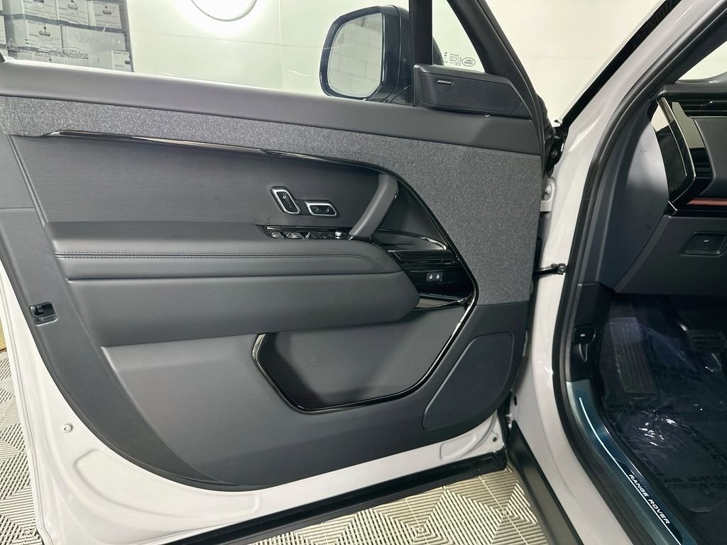 New 2026 Borasco Grey LAND ROVER SE image 22