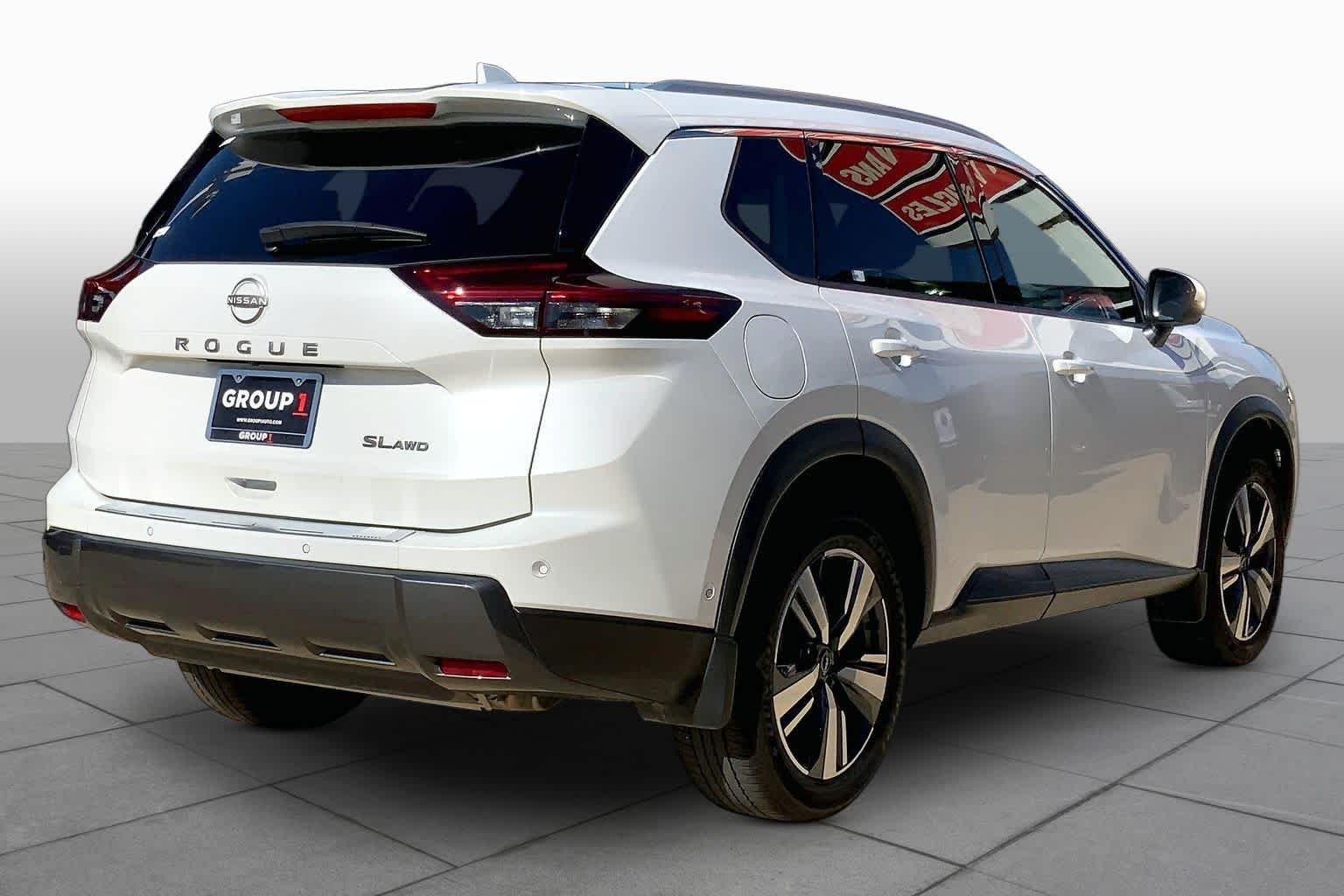 Used 2025 Everest White Pearl Nissan SL image 12