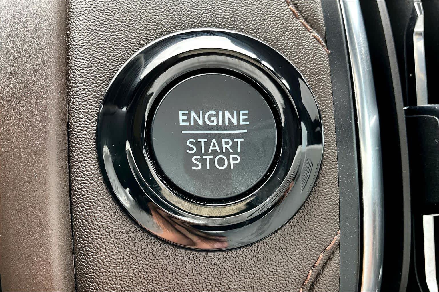 Used 2025 Agate Black Metallic Ford King Ranch image 31