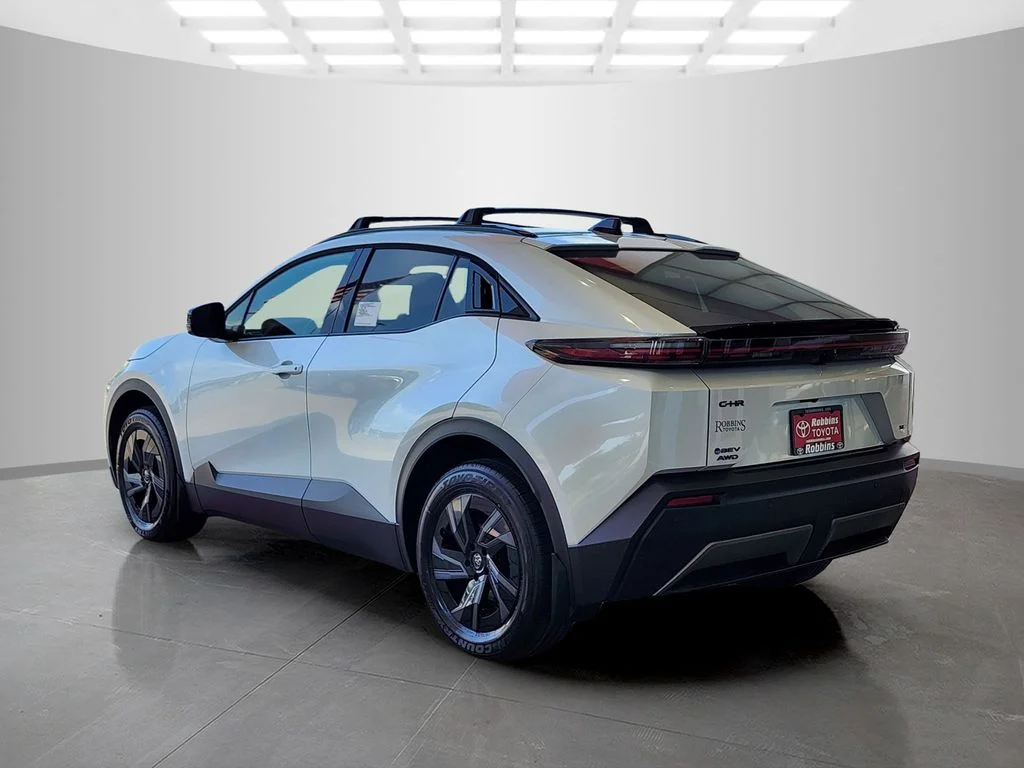 New 2026 Wind Chill Pearl <sup>1</sup> Toyota  SE image 4