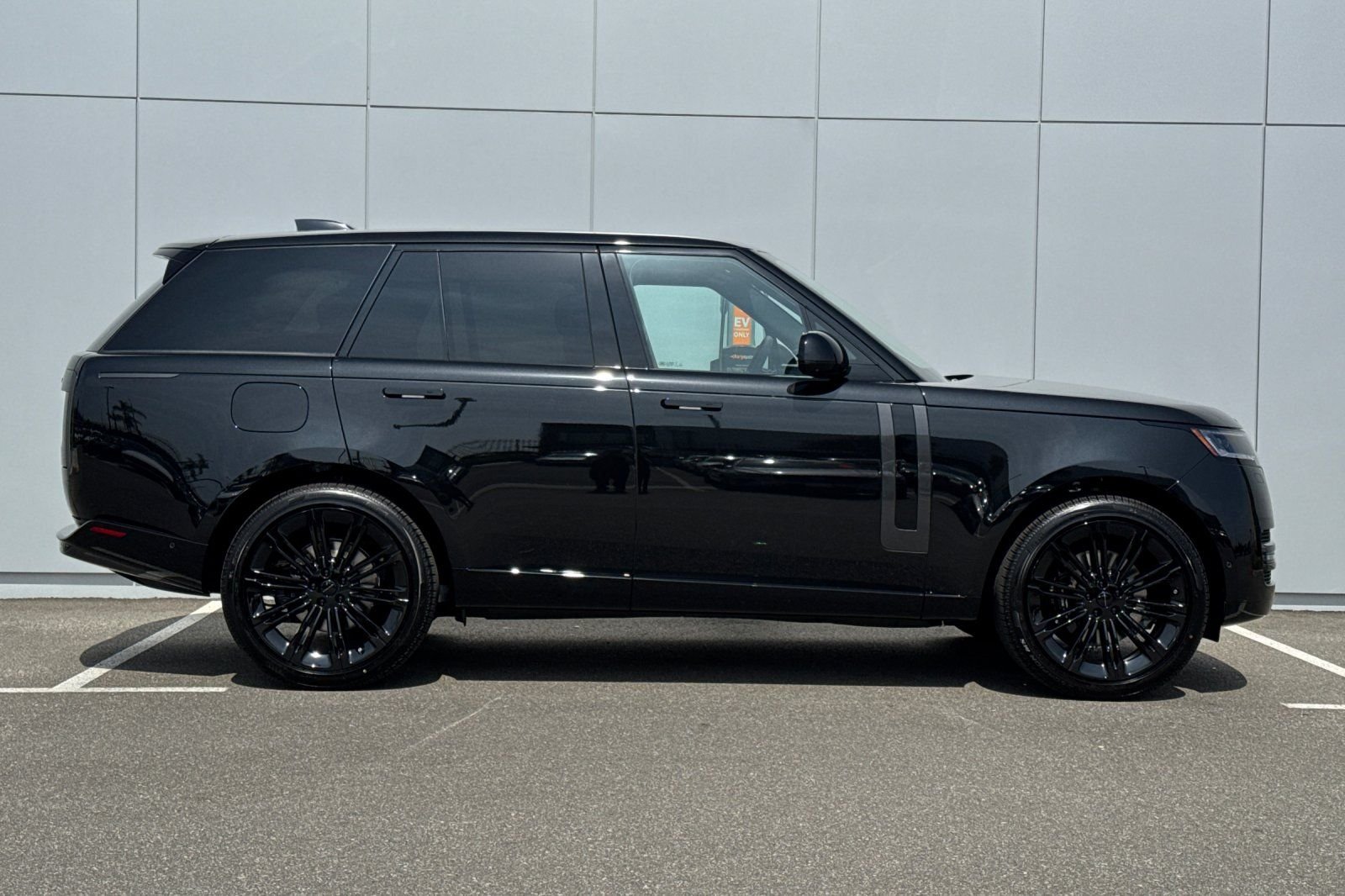 New 2026 Santorini Black Land Rover SE image 6