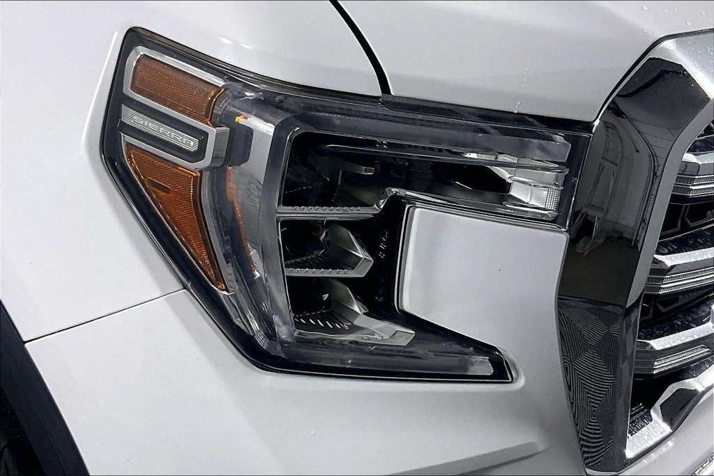 Used 2019 White GMC SLE image 26
