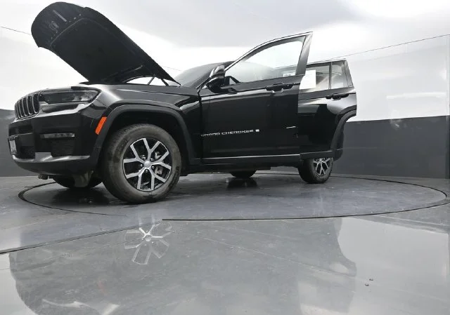 Used 2025 Black Jeep Limited image 32