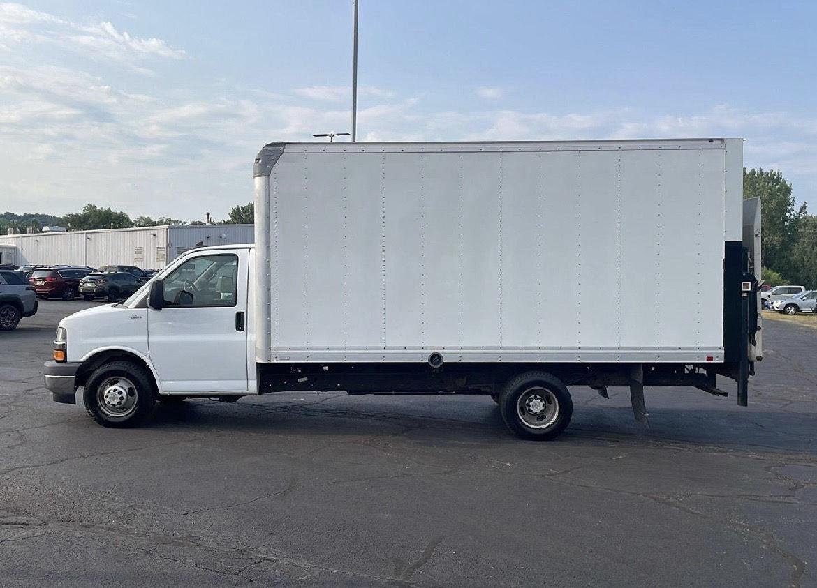 Used 2021 Summit White Chevrolet  image 2