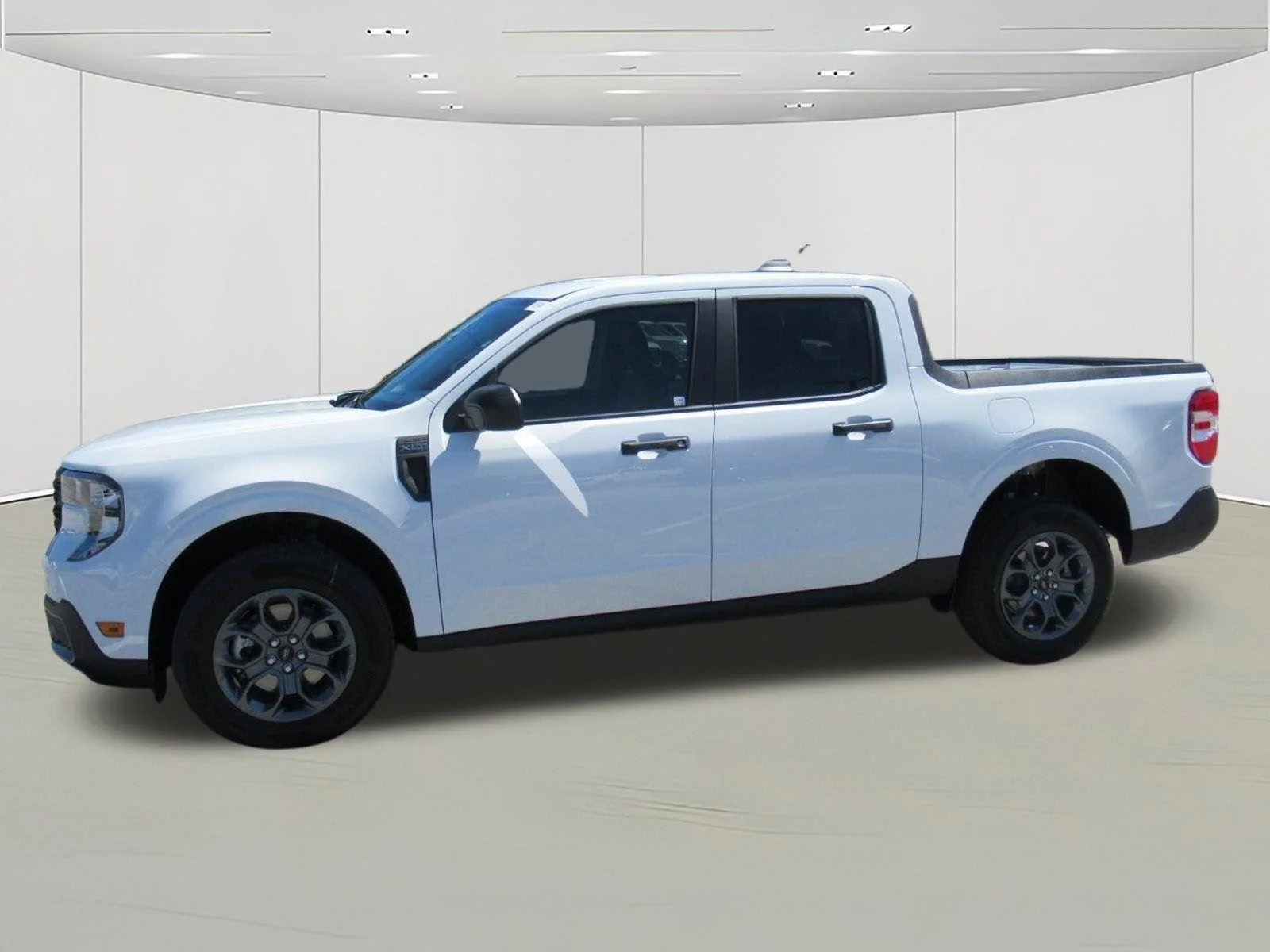 New 2026 Oxford White Ford XLT image 4