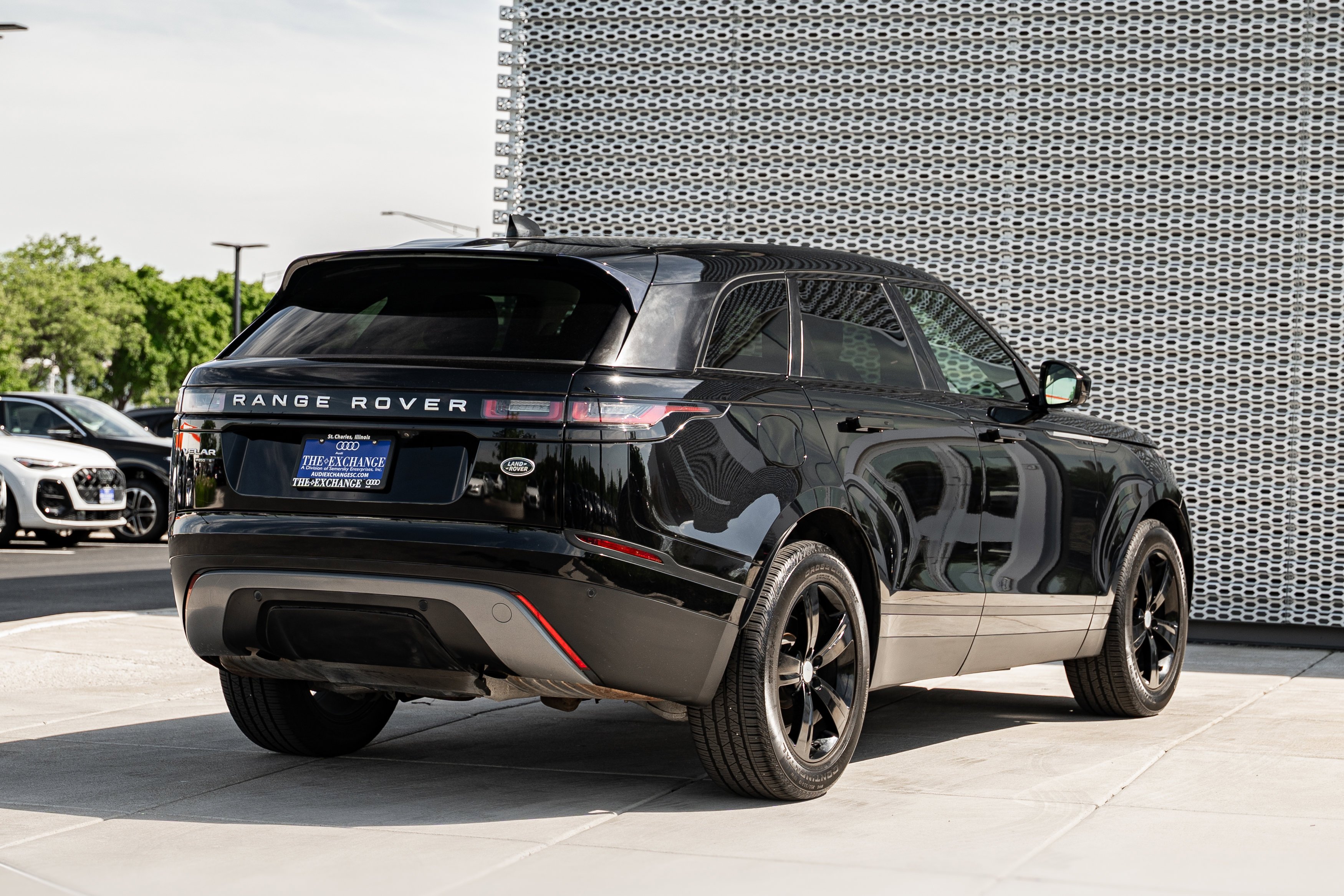 Used 2020 Santorini Black Metallic Land Rover S image 4