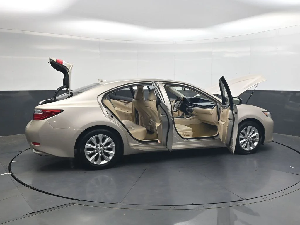 Used 2013 Beige Lexus 300h image 36