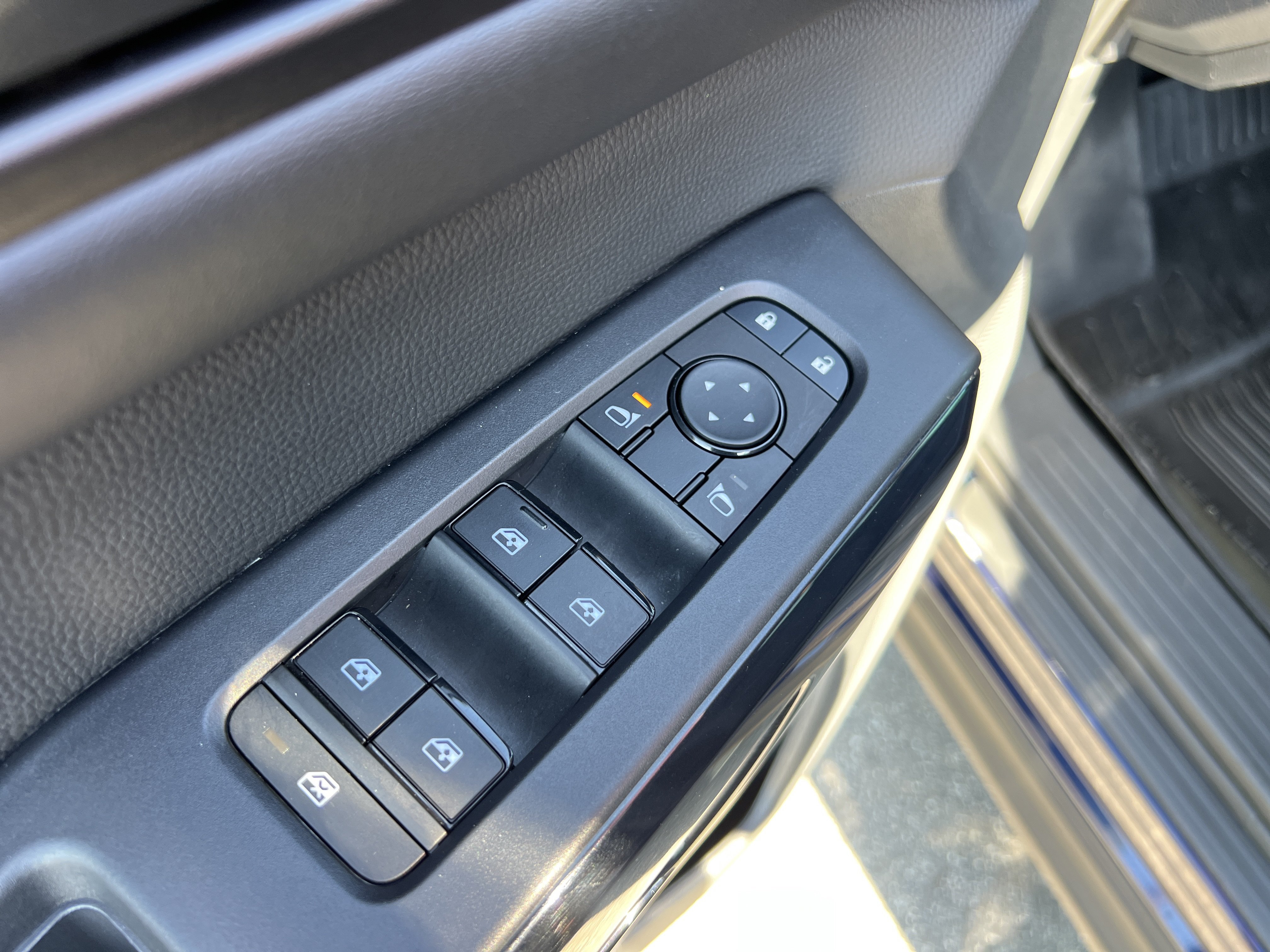 Used 2025 Deep Ocean Blue Pearl Nissan SV image 20