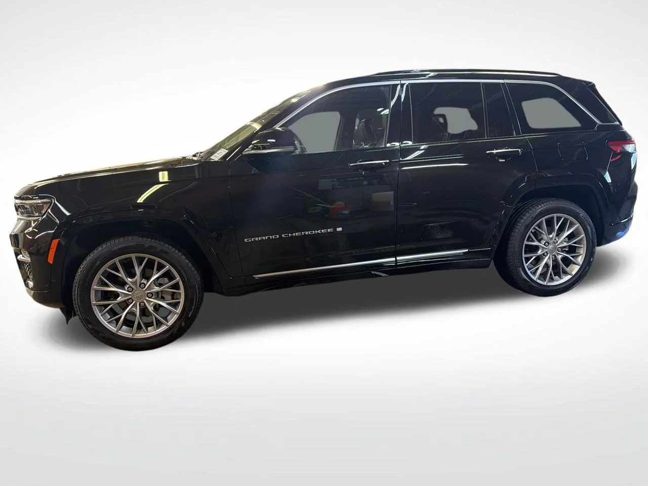 Used 2025 Diamond Black Jeep Summit image 2
