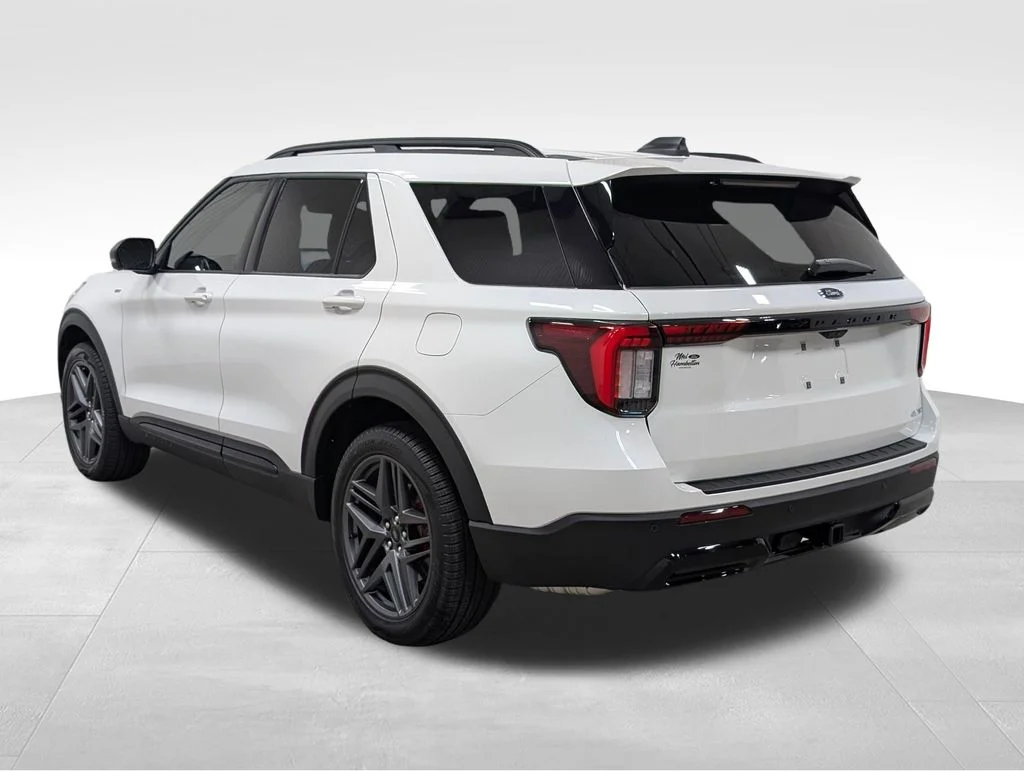 New 2026 Star White Metallic Tri-Coat Ford ST-Line image 23