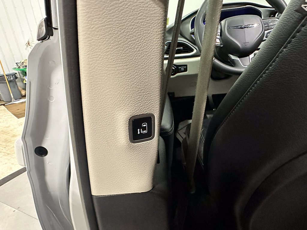 Used 2022 White Chrysler Wheelchair Accessible-Touring L image 18