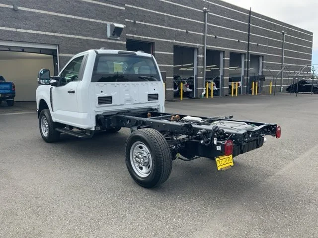 2025 Ford F-350 Super Duty Chassis Cab XLT - Photo 6
