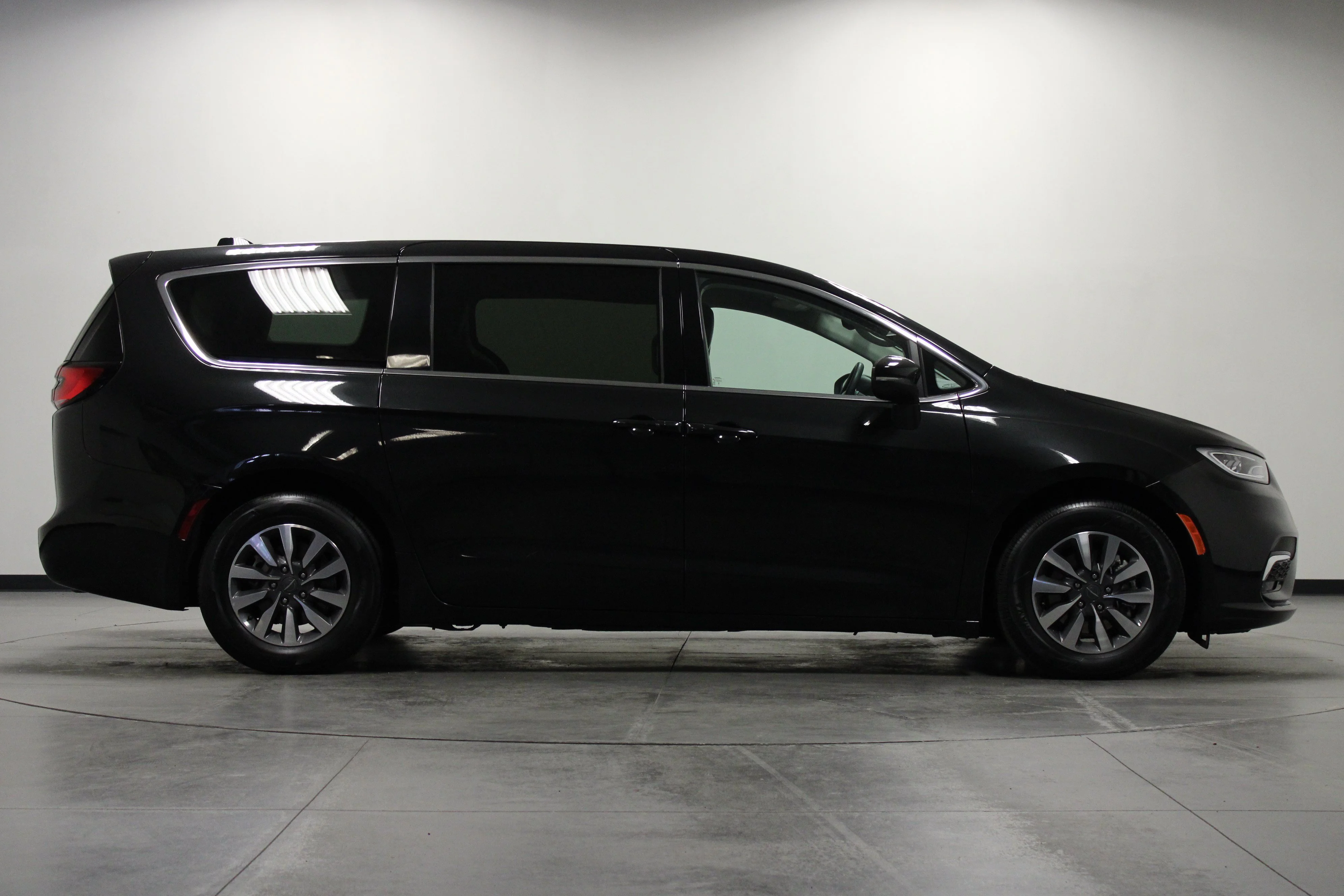 Used 2023 Brilliant Black Crystal Pearlcoat Chrysler Hybrid Touring L image 3
