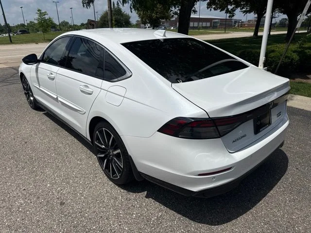 Used 2023 White Honda Touring image 11