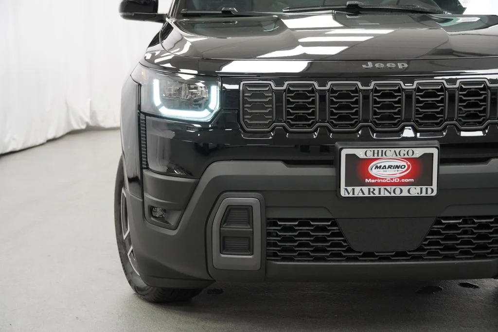 New 2026 Diamond Black Crystal Pearl-Coat Exterior Paint Jeep Limited image 6