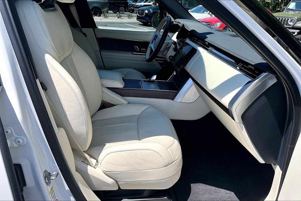Used 2025 White Land Rover SE image 7