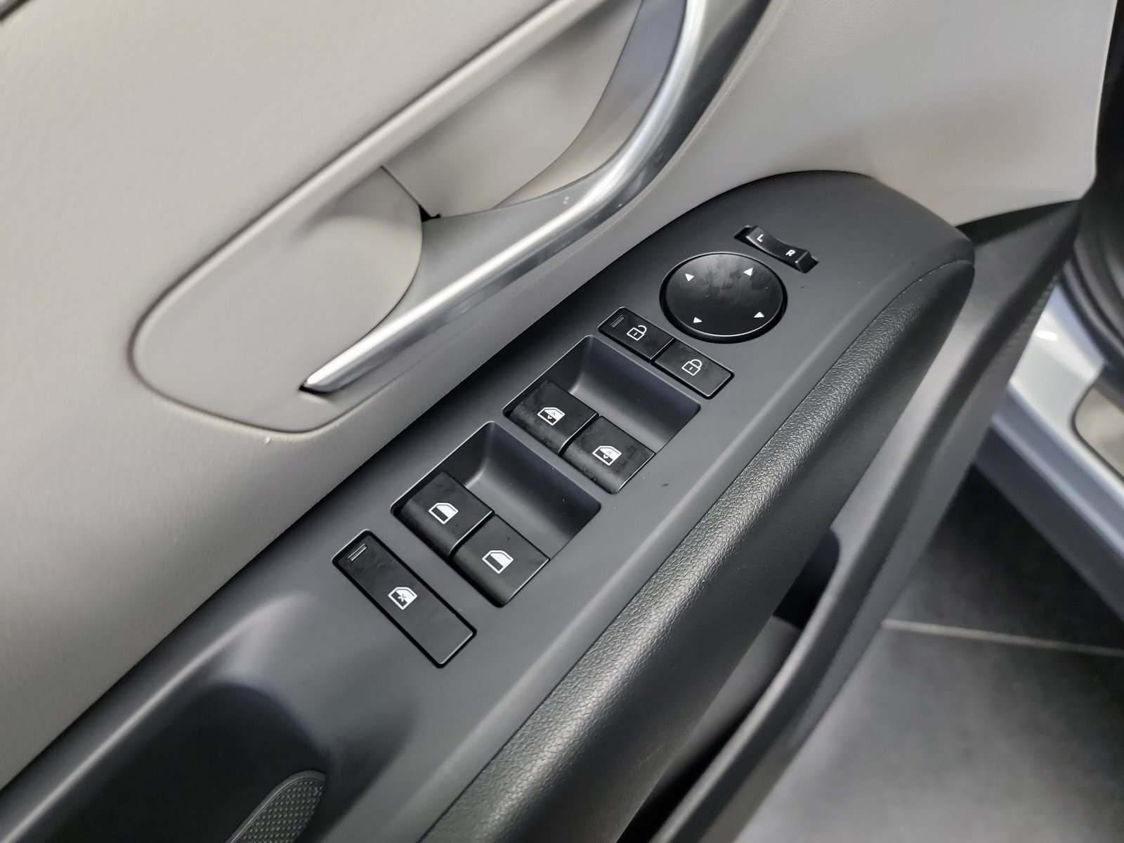 Used 2025 Shimmering Silver Hyundai SEL image 13