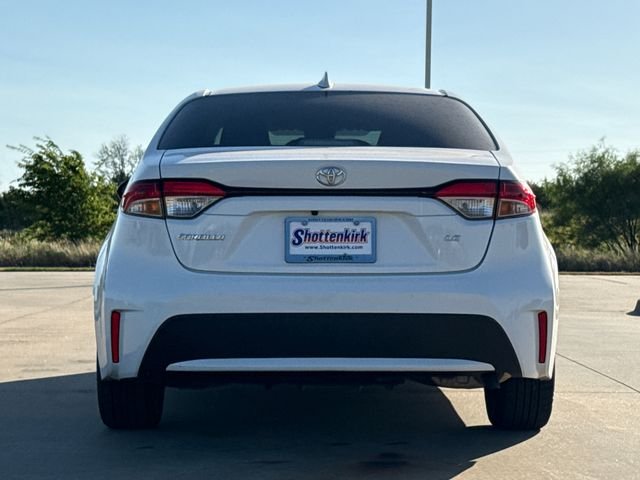 Used 2022 White Toyota LE image 7