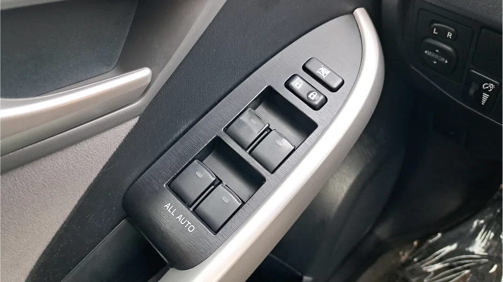 Used 2015 White Toyota Three image 23