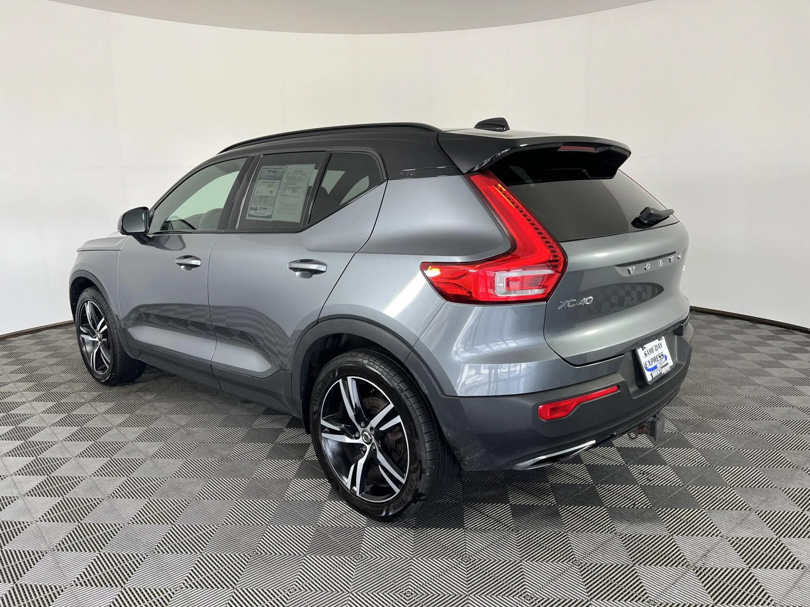 Used 2019 Gy Volvo R-Design image 5