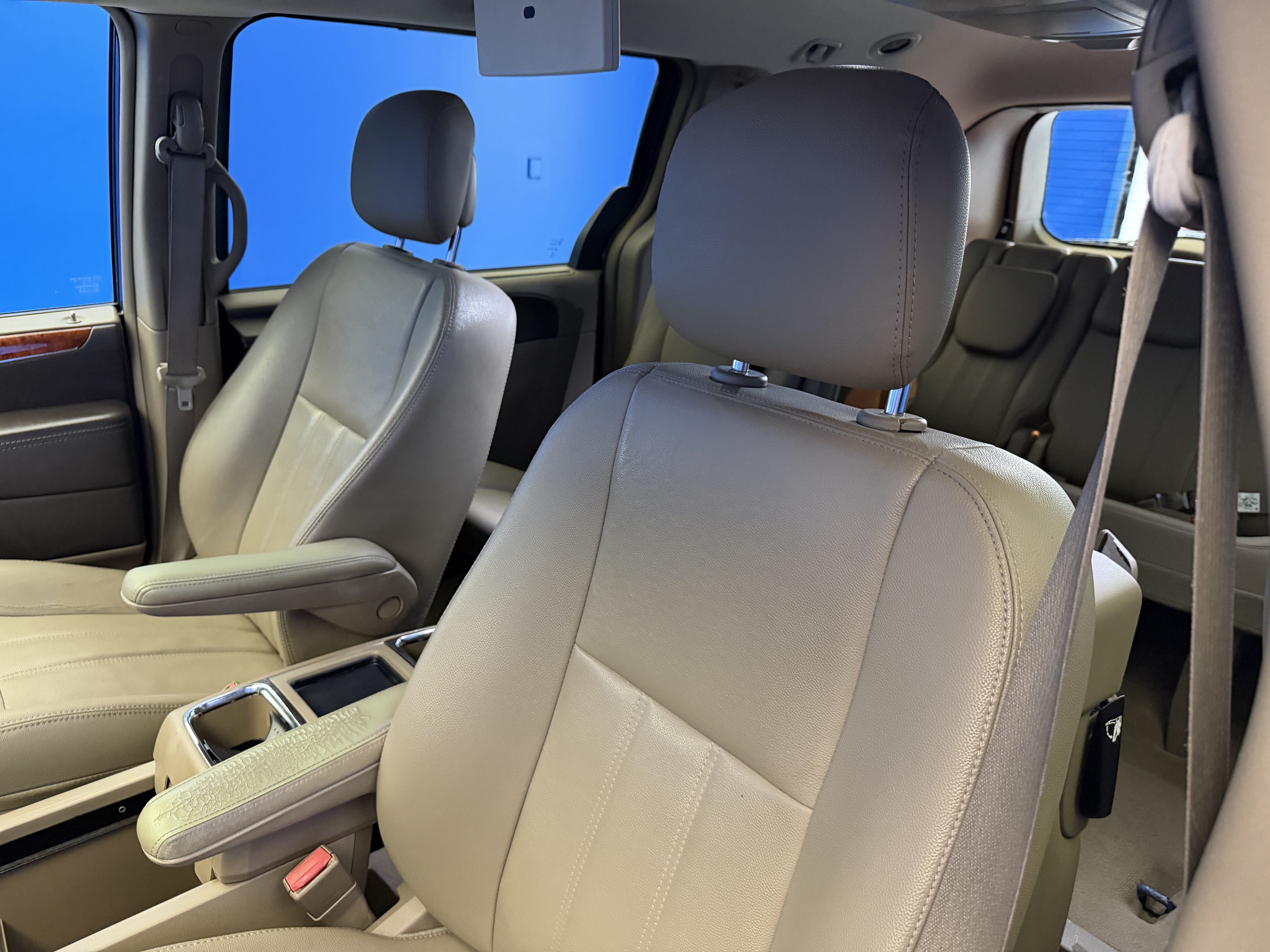 Used 2015 True Blue Pearlcoat Chrysler Touring image 13