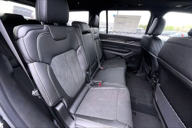 New 2026 Diamond Black Crystal Pearl-Coat Exterior Paint Jeep Laredo image 27