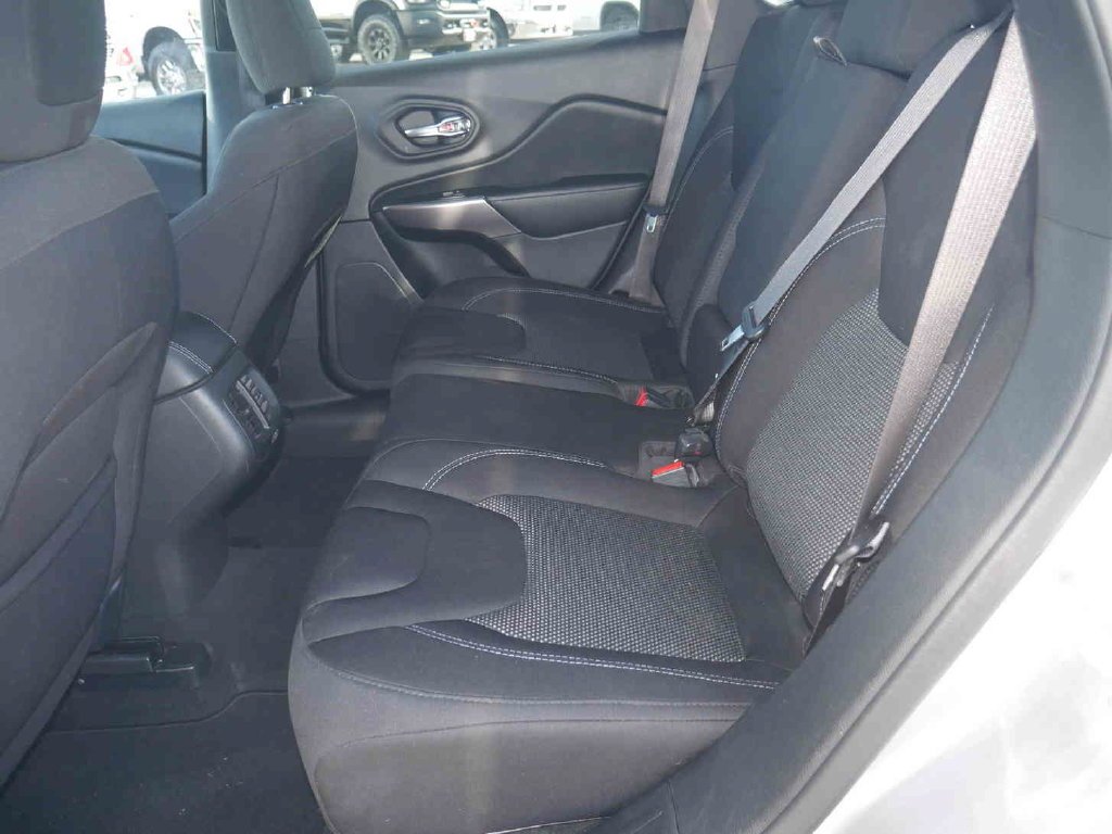Used 2021 Silver Jeep Latitude image 11