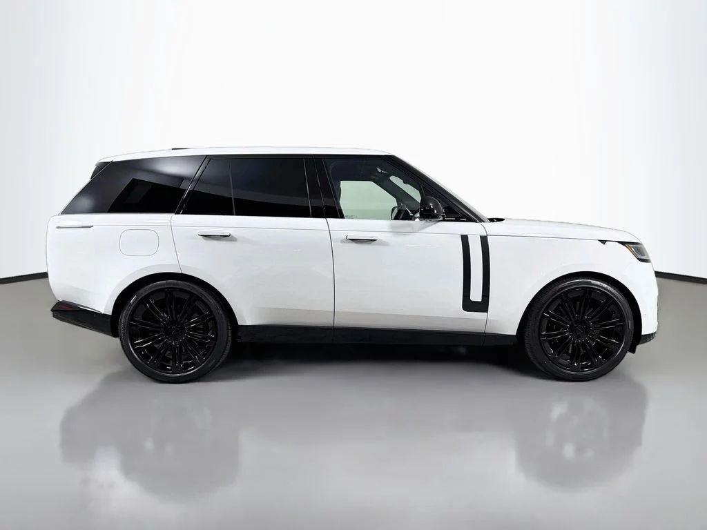 New 2026 Fuji White Land Rover SE image 4
