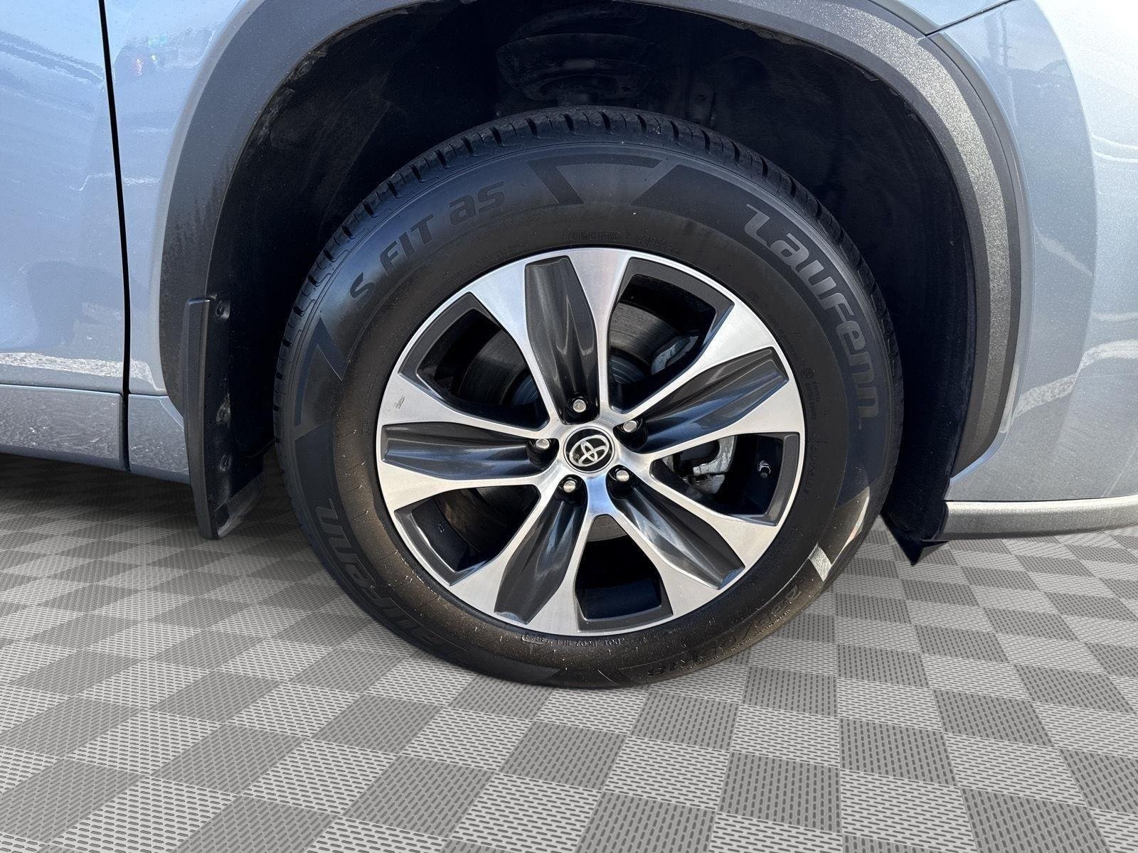 Used 2022 Moon Dust Toyota XLE image 9