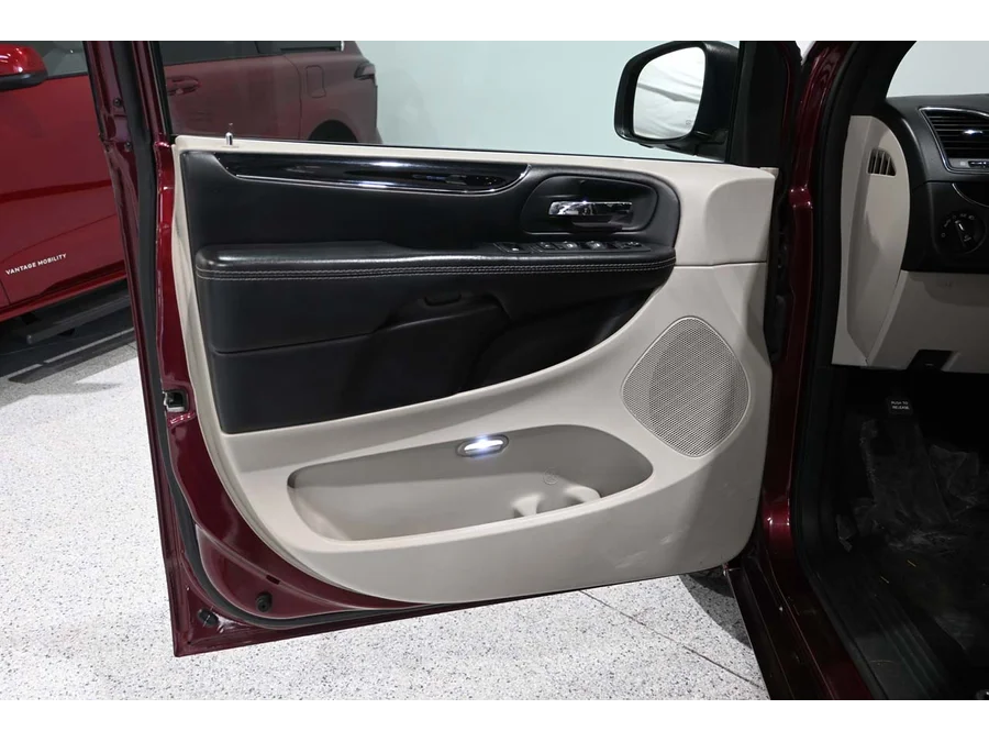 Used 2020 RED Dodge SXT Mobility Handicap Van image 28