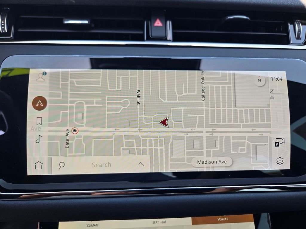 Used 2023 Red Land Rover R-Dynamic SE image 7