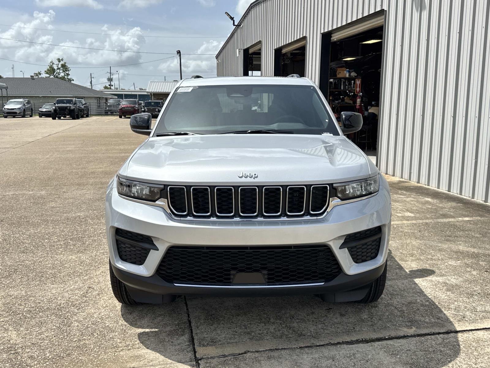 New 2026 Silver Zynith Exterior Paint Jeep Laredo X image 2