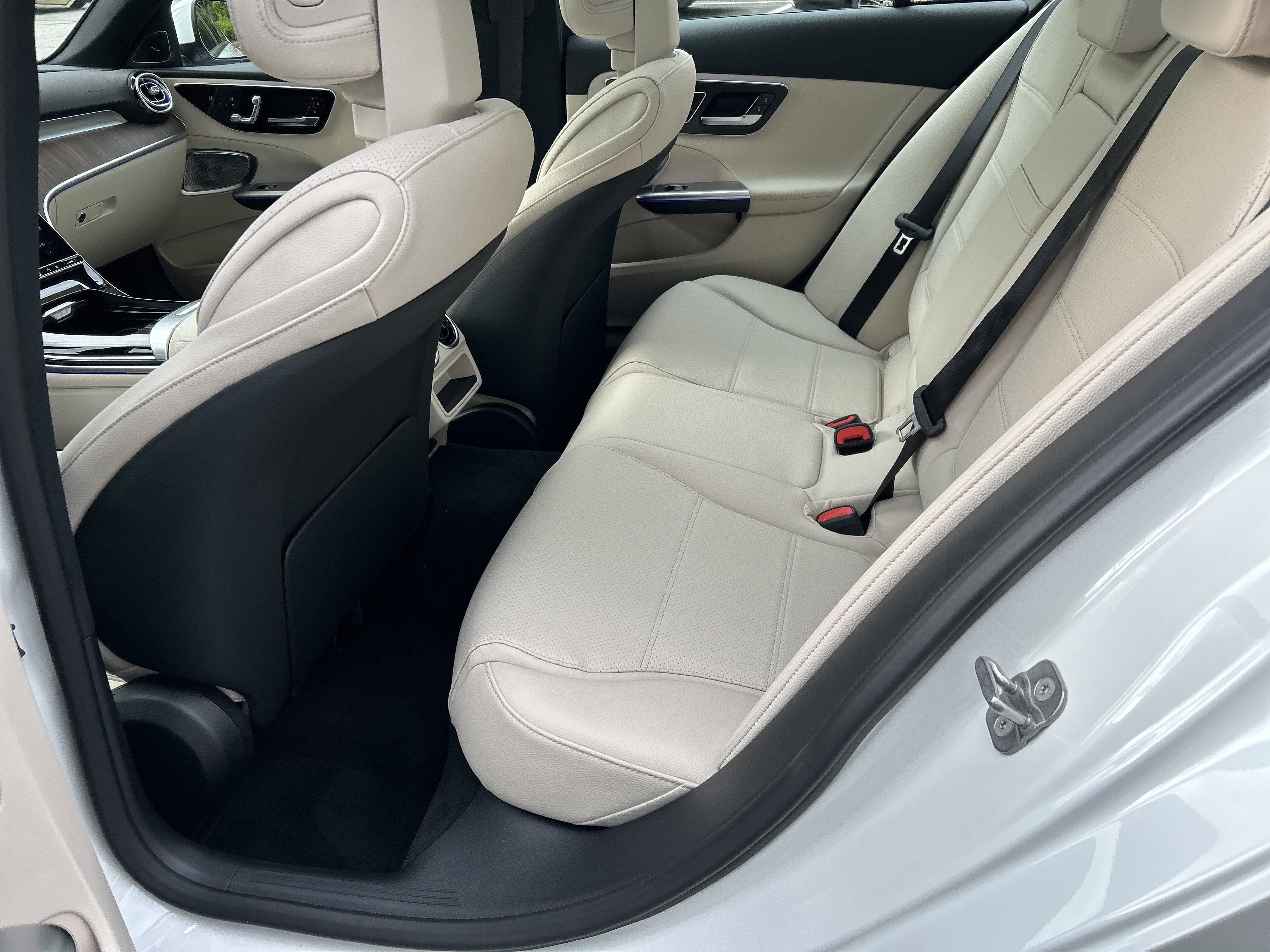 New 2026 MANUFAKTUR Moonlight White Metallic Mercedes-Benz C 300 4MATIC® Sedan image 36