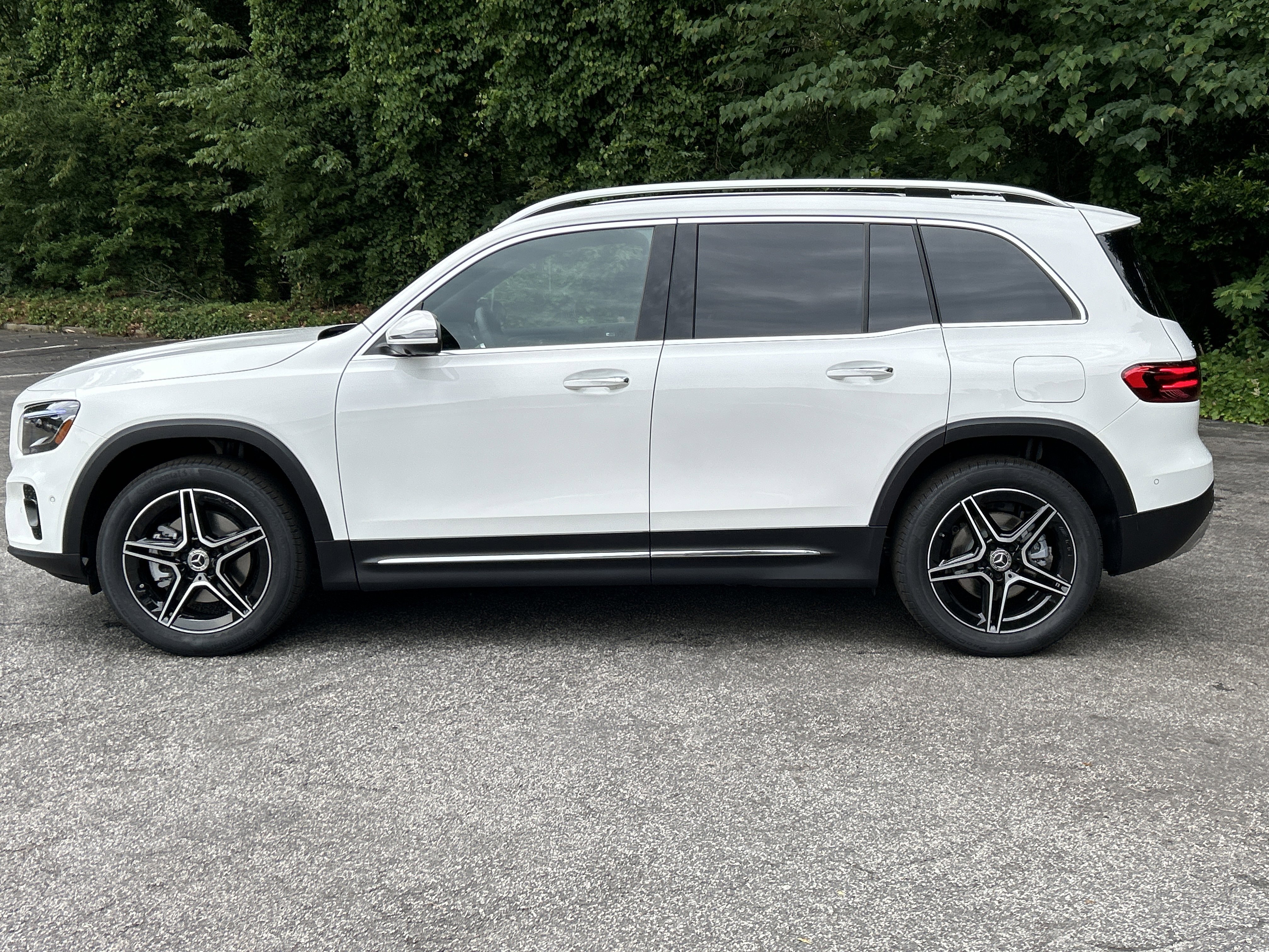 New 2026 Polar White Mercedes-Benz GLB 250 4MATIC® SUV image 17