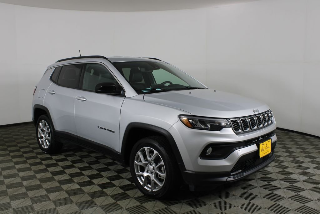 2024 Jeep Compass Latitude Lux 4X4's photo