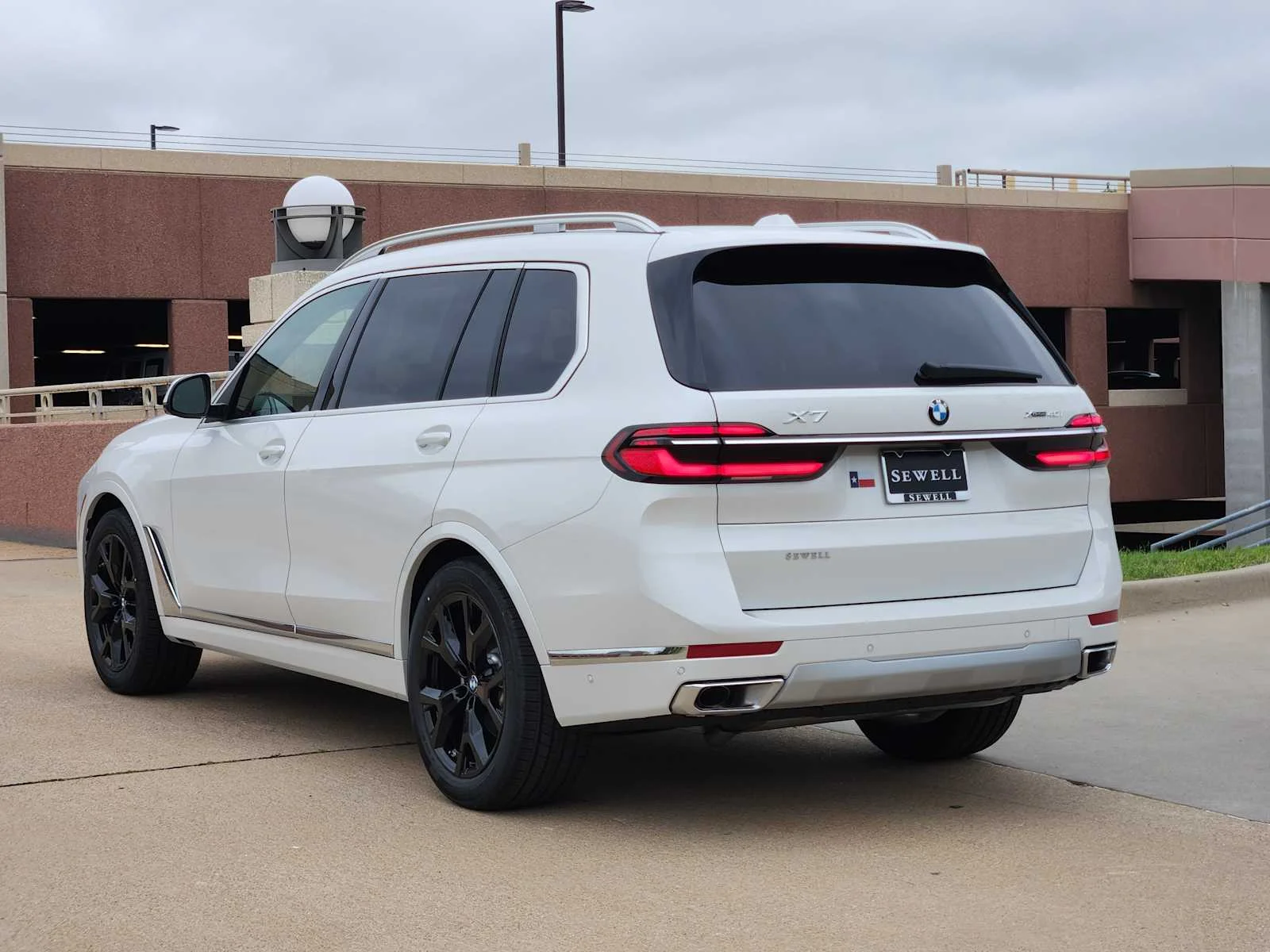 New 2027 Mineral White Metallic BMW xDrive40i image 3