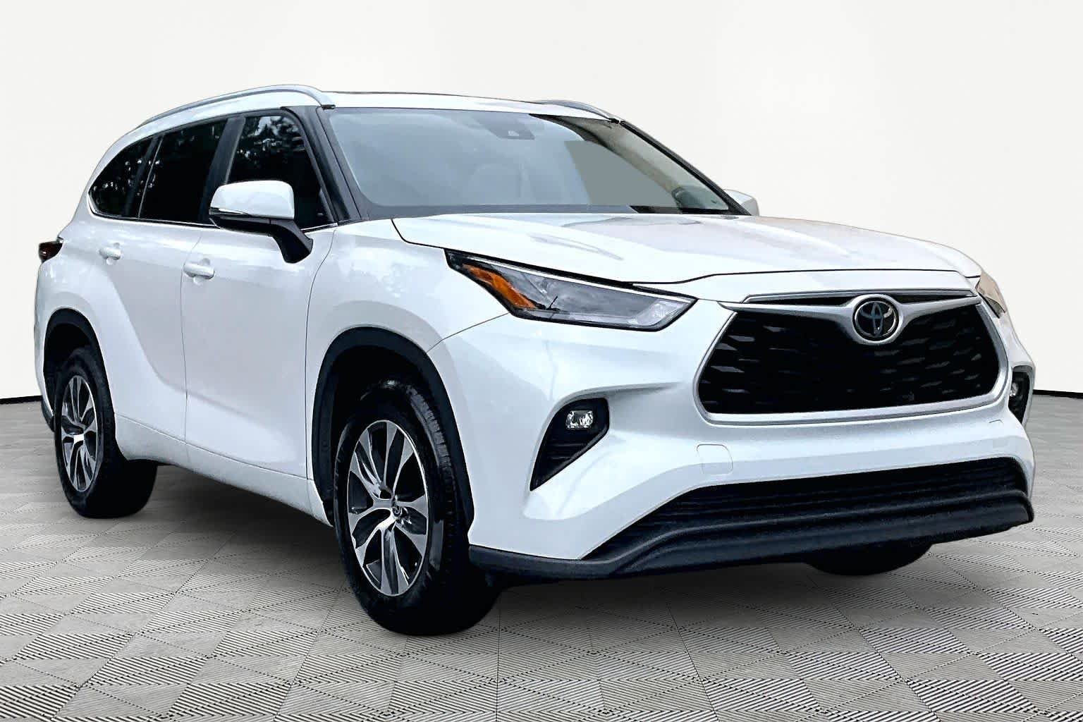 Used 2023 Wind Chill Pearl Toyota XLE image 3