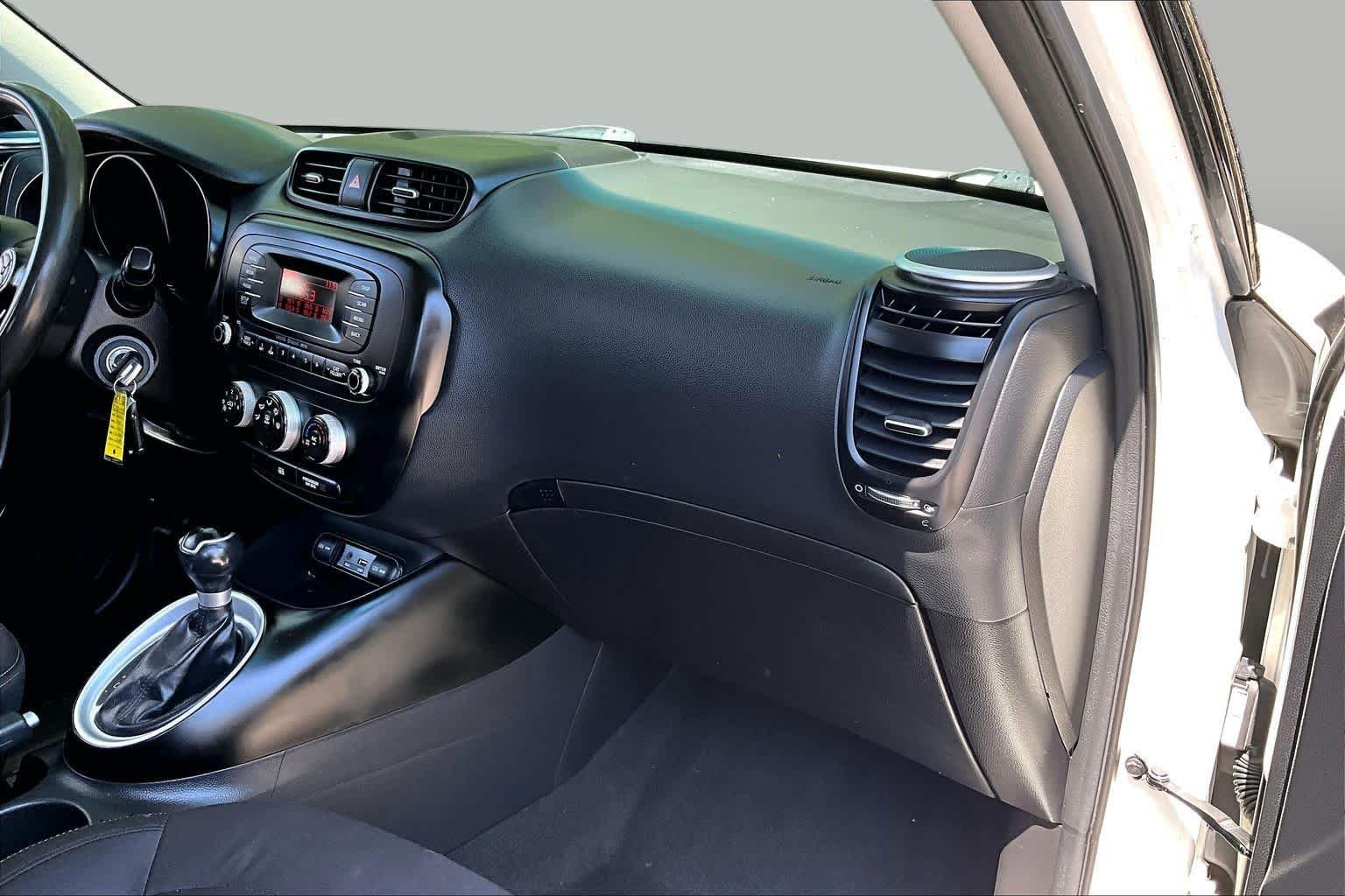 Used 2016 Clear White Kia Base image 18