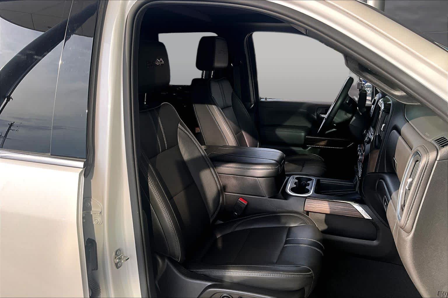 Used 2023 Iridescent Pearl Tricoat Chevrolet High Country image 9