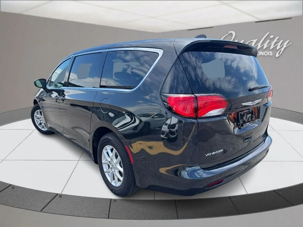 Used 2023  Chrysler LX image 6
