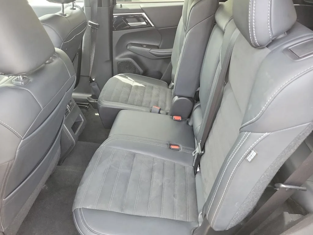 Used 2024  Mitsubishi SE image 15