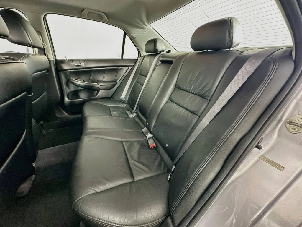 Used 2005 Silver Frost Metallic Honda EX-L image 24
