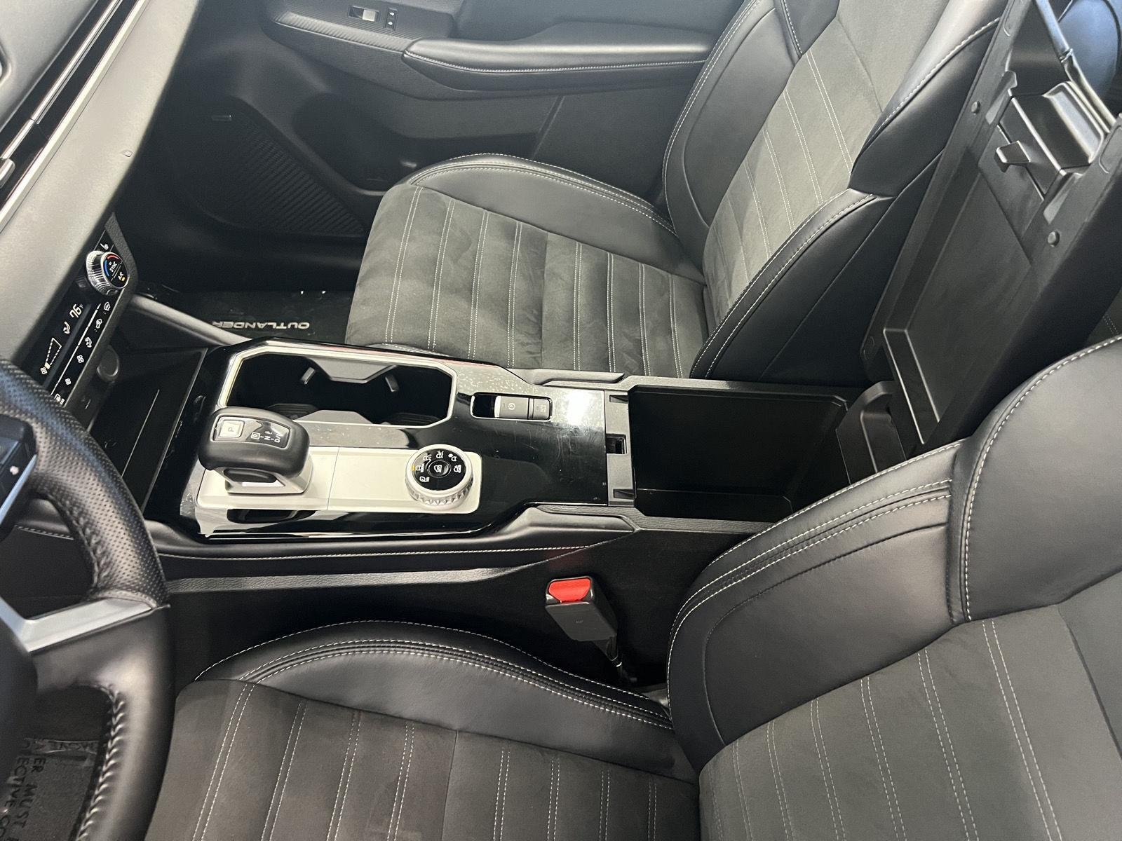 2025 Mitsubishi Outlander SE - Photo 19