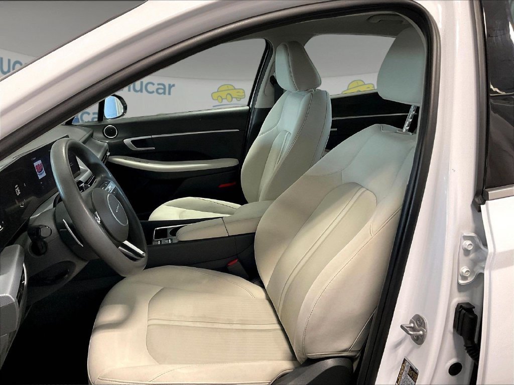 Used 2025 White Hyundai SEL image 10