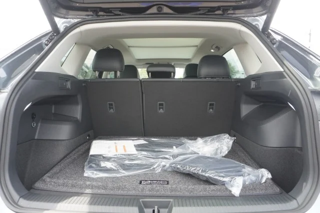 New 2026 Platinum Gray Metallic Volkswagen SE image 9
