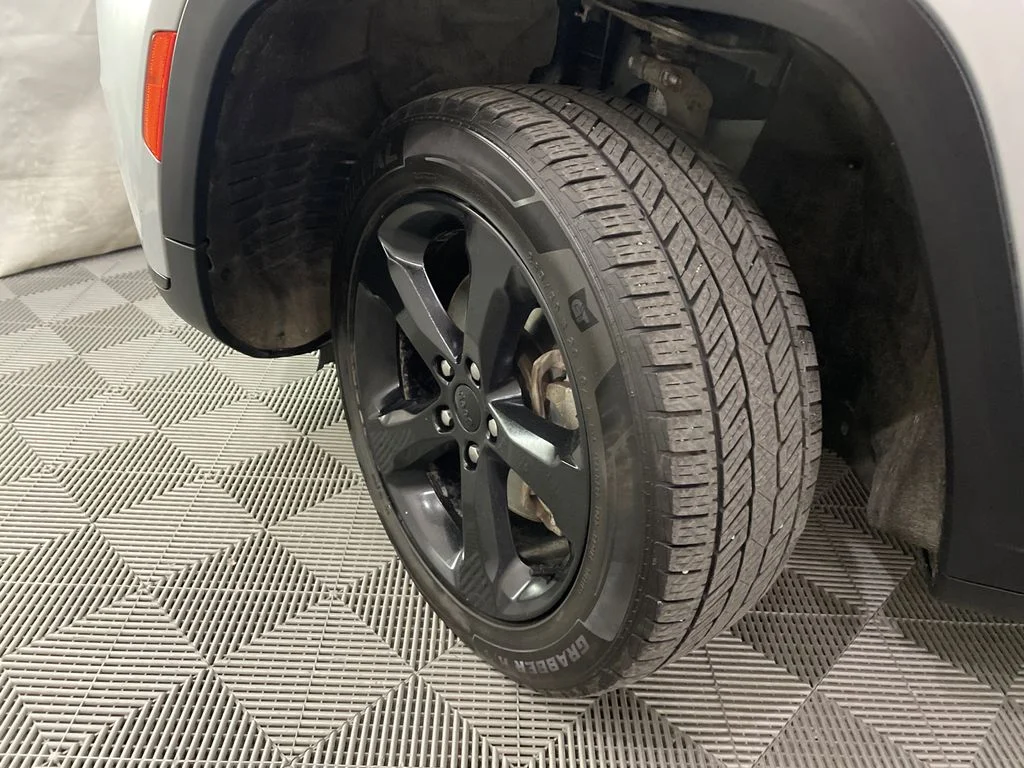 Used 2021 Silver Zynith Jeep Altitude image 30