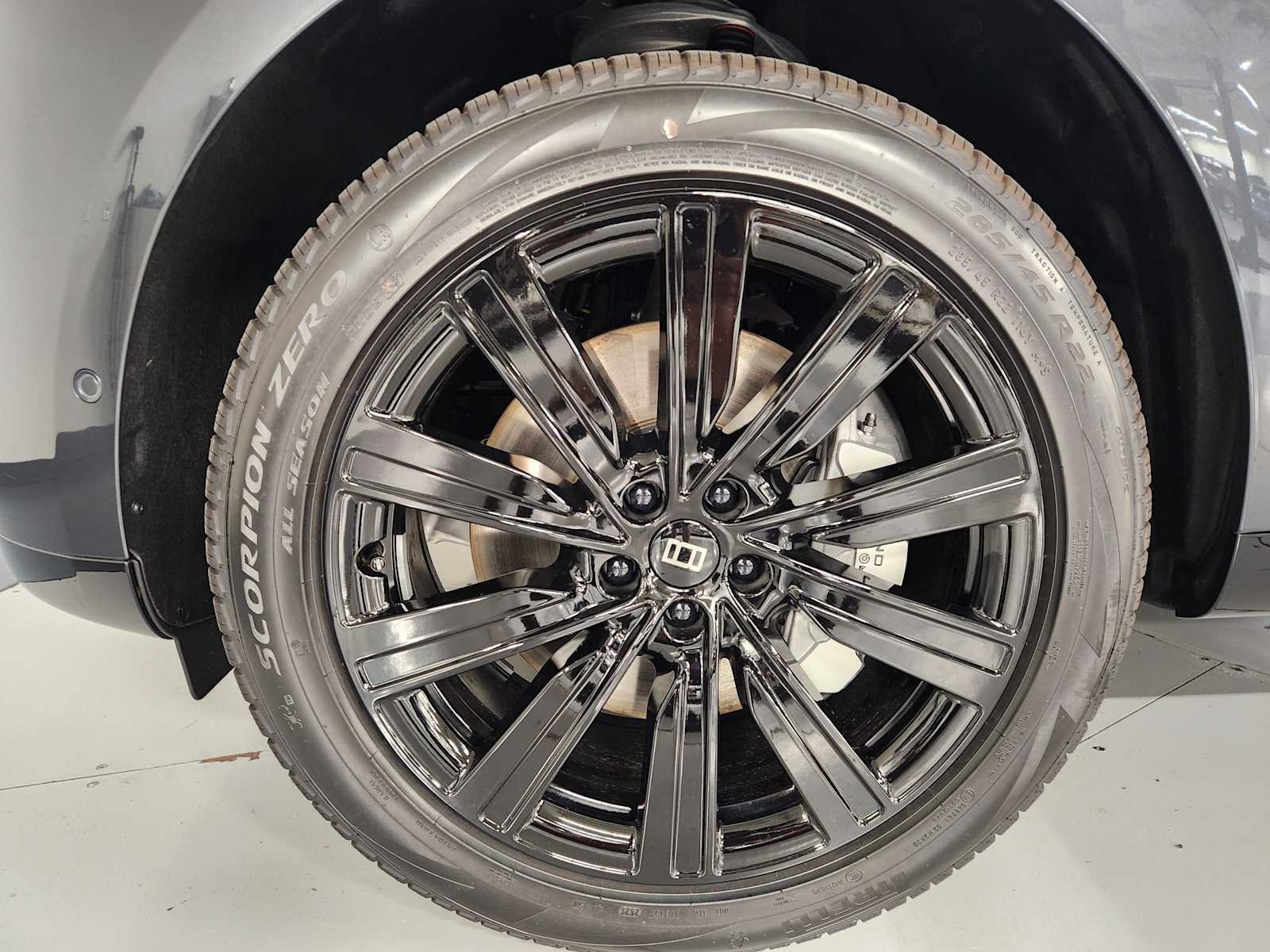 New 2027 Carpathian Grey Premium Metallic Land Rover SE image 8
